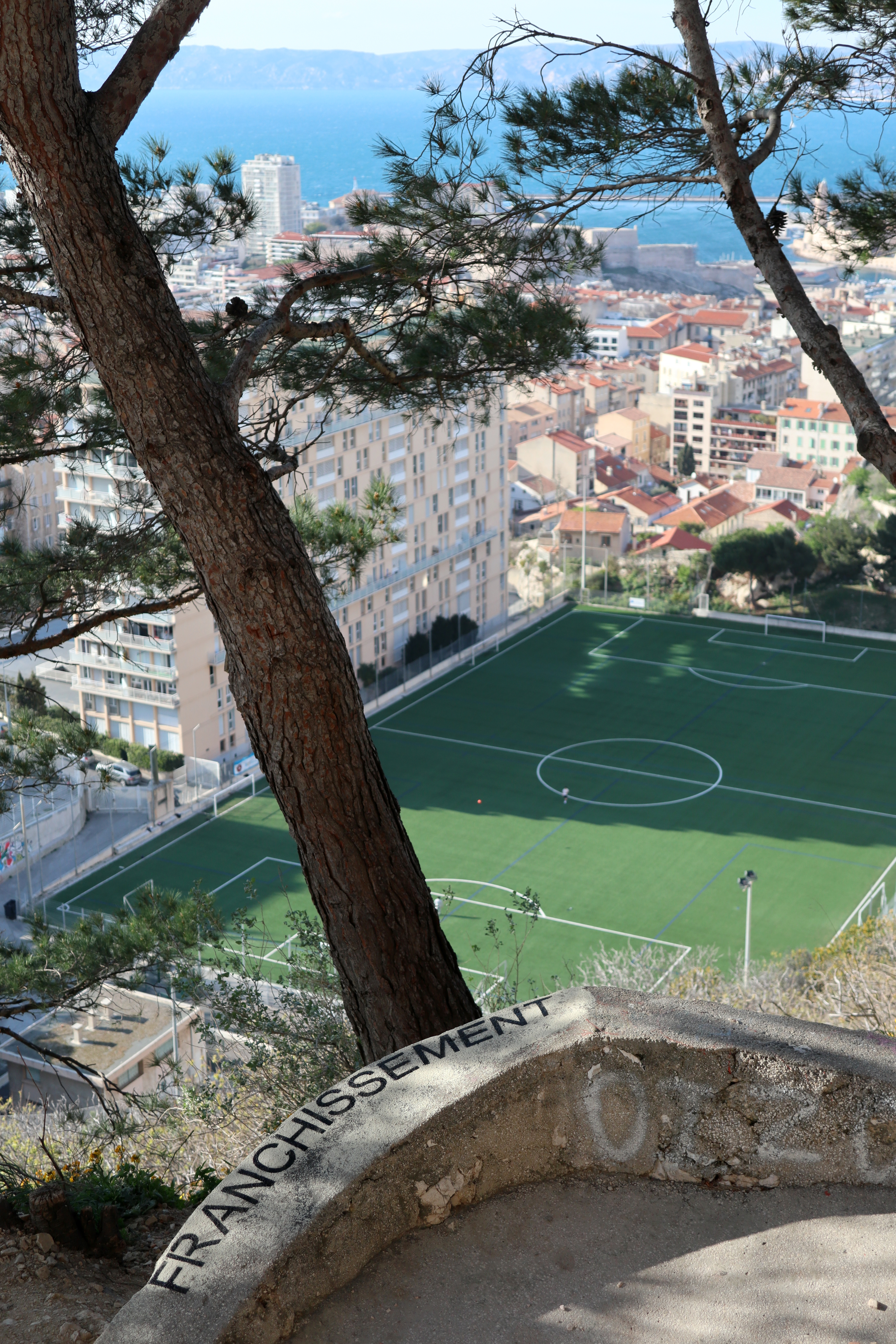 Laurent Lacotte - Franchissement, 2021
Peinture aérosol sur parapet en béton, Marseille
→ Tirage pigmentaire contrecollé sur aluminium
90 x 60 cm